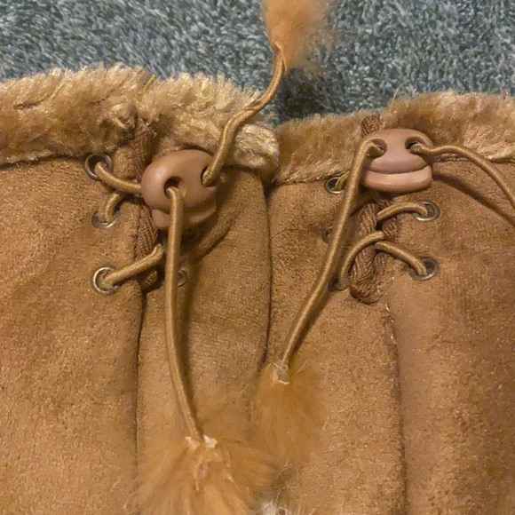 Brown gloves with faux fur and open finger tips, adjustable at wrists - Picture 10 of 10